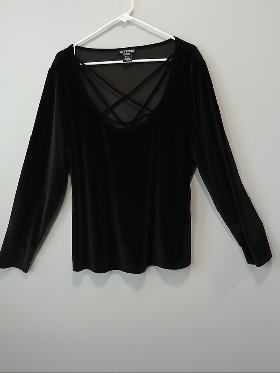 Hot Topic Tops - Hot Topic Black Velvet Long Sleeve Top with Crisscross Neckline Womens 2X Goth